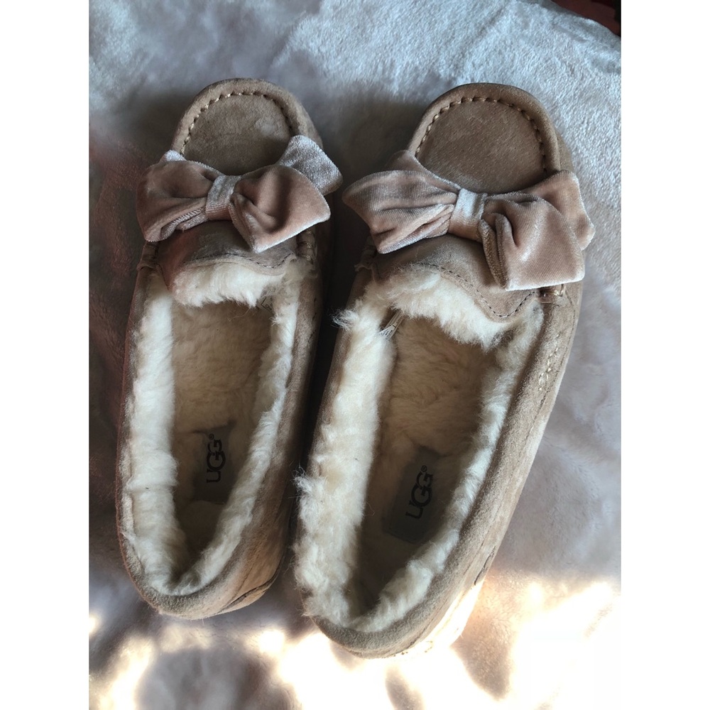 Women’s UGG velvet/ suede bow slippers 🍂